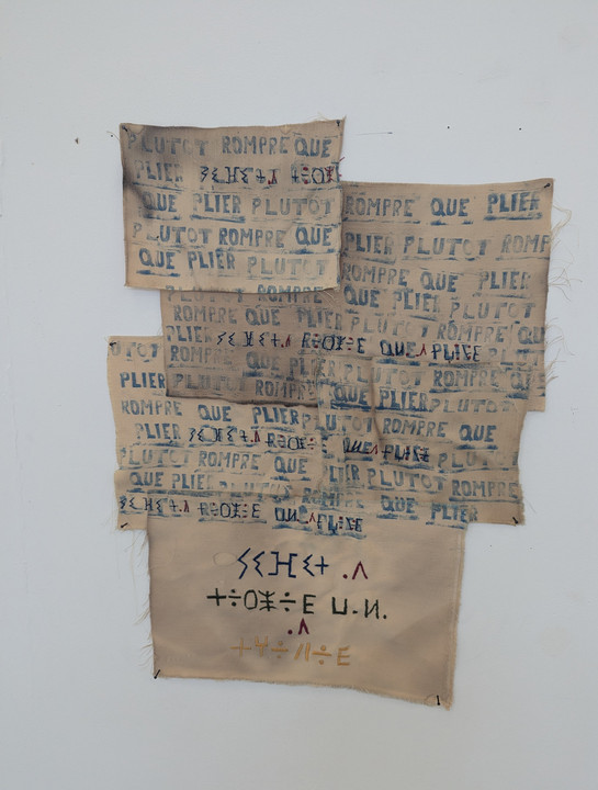 Missy, <i>Ad nerrez Wala ad neknu</i>, 2026, broderie sur assemblage de tissus teint au café et encre tamponné, 66 x 38 cm. - Missy