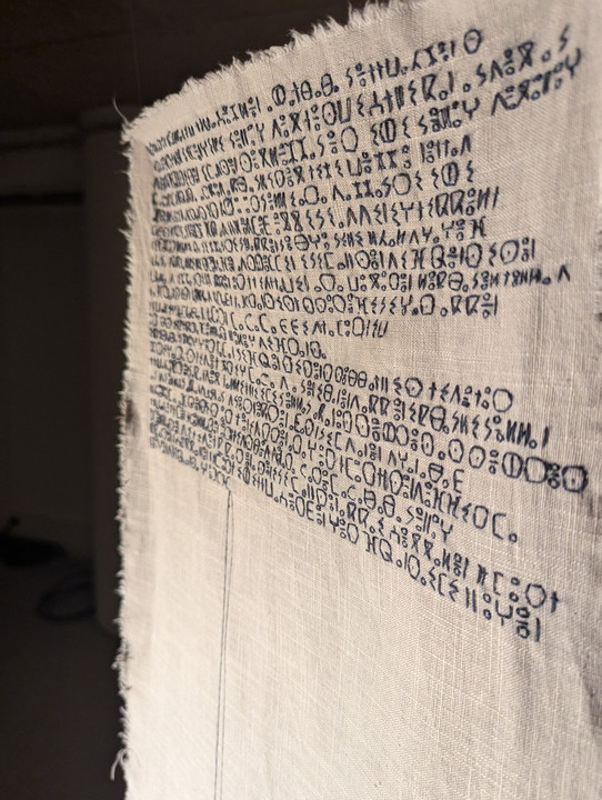 Missy, <i>Frustration</i>, 2026, lin, fil et une aiguille 36 x 136,5 cm. - Missy