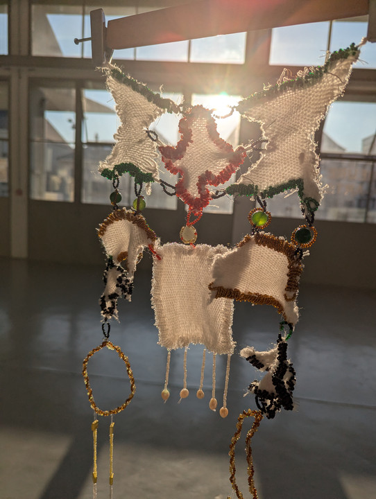 Missy, <i>Taounza</i>, 2026, laine tissée, fil de fer fin et perles. - Missy